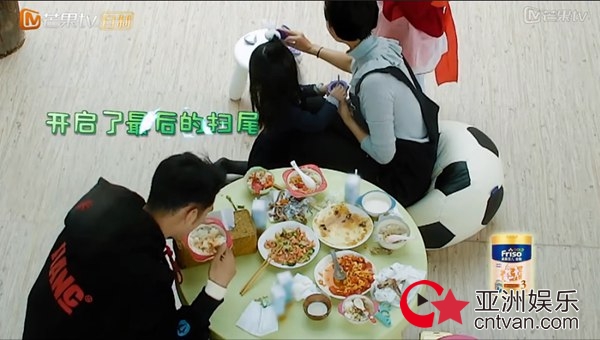 袁弘张歆艺用行动诠释父母本能 大胆鼓励孩子做自己