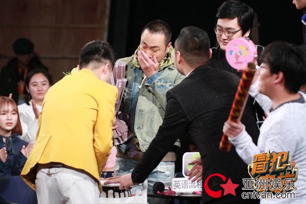 老板都是吸血鬼？《冒犯家族》吴镇宇开炮diss全场