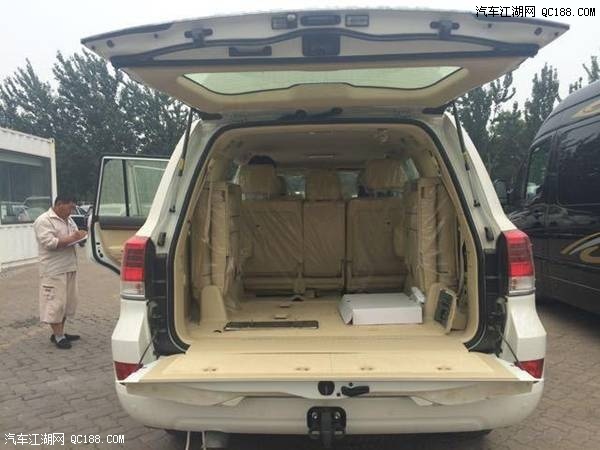 17款中东版丰田兰德酷路泽5700到店实拍