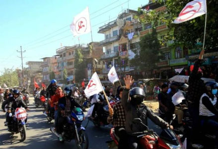 站在十字路口的尼泊尔