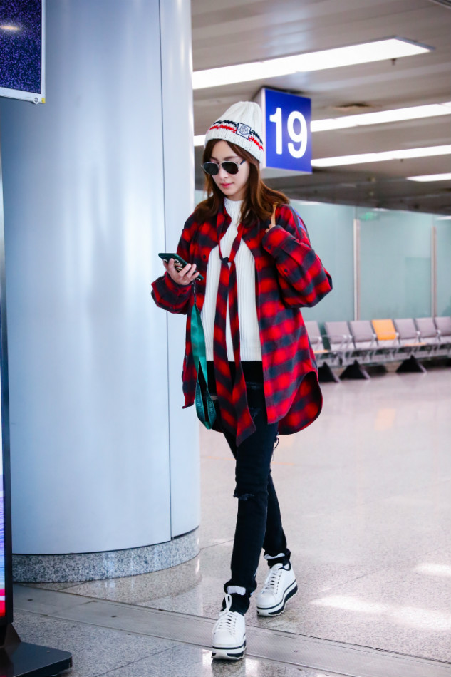 甘婷婷素颜神色匆匆现身机场 网友：行走的小鹿怕误机