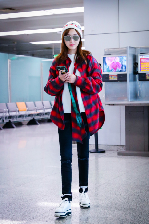 甘婷婷素颜神色匆匆现身机场 网友：行走的小鹿怕误机