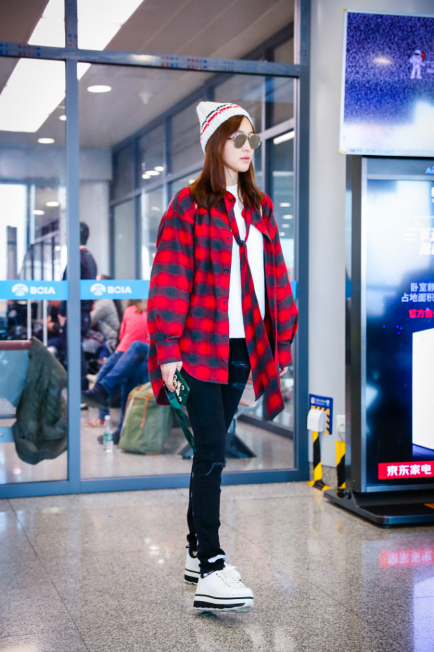 甘婷婷素颜神色匆匆现身机场 网友：行走的小鹿怕误机