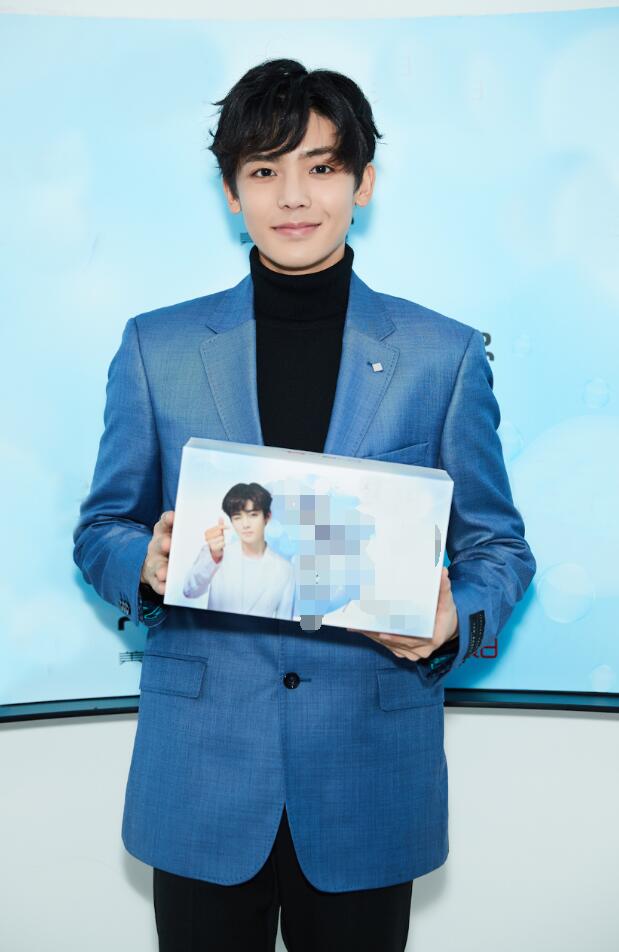 侯明昊出席品牌活动 现场深情首唱《脸谱》