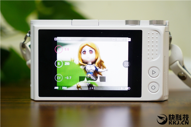 比肩索尼微单！小蚁微单初雪版评测：纯白如雪