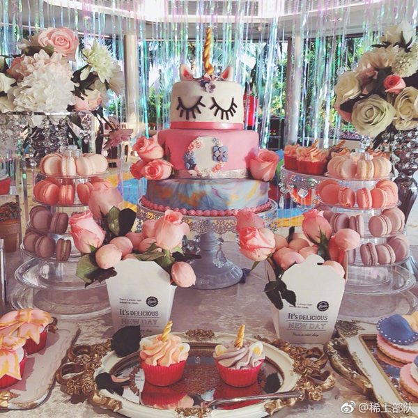 甜蜜又温馨！章子怡一家四口为两岁醒醒庆生