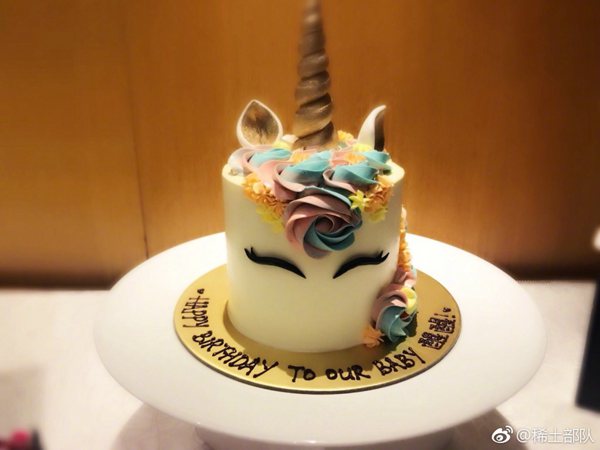 甜蜜又温馨！章子怡一家四口为两岁醒醒庆生