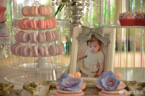 甜蜜又温馨！章子怡一家四口为两岁醒醒庆生