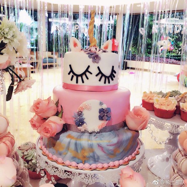 甜蜜又温馨！章子怡一家四口为两岁醒醒庆生