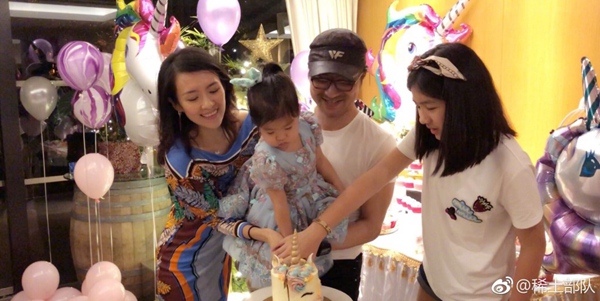 甜蜜又温馨！章子怡一家四口为两岁醒醒庆生