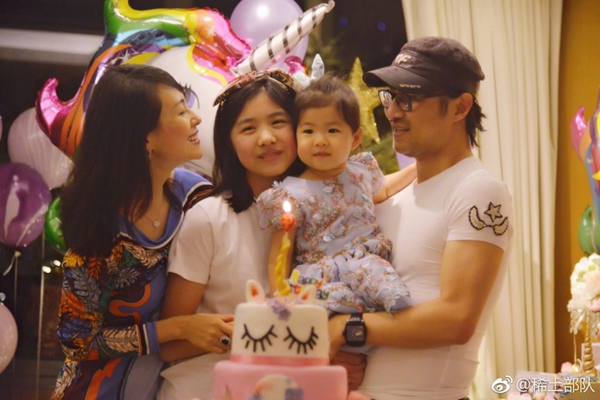 甜蜜又温馨！章子怡一家四口为两岁醒醒庆生