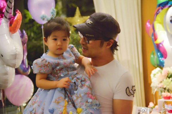 甜蜜又温馨！章子怡一家四口为两岁醒醒庆生