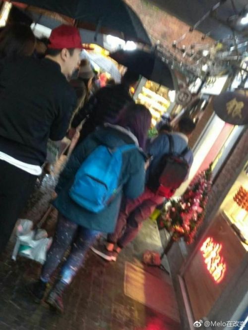 网友偶遇王思聪搂美女上海逛街照片