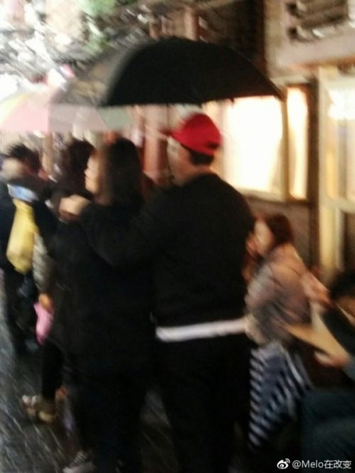 网友偶遇王思聪搂美女上海逛街照片