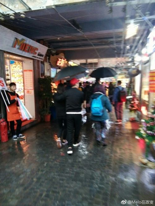 网友偶遇王思聪搂美女上海逛街照片