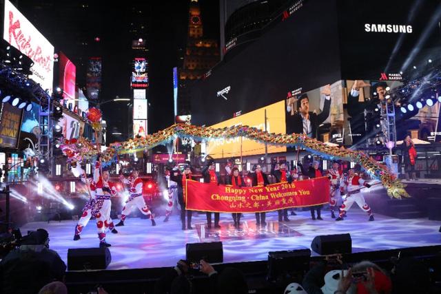 纽约时报广场跨年夜 江广富赠书法传播中华文化