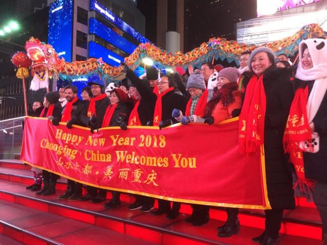 纽约时报广场跨年夜 江广富赠书法传播中华文化