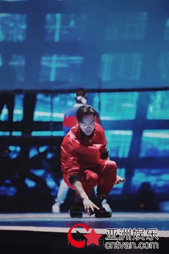 陈伟霆舞台捡垃圾获赞 跨年舞台现大坑陈伟霆机智避过！