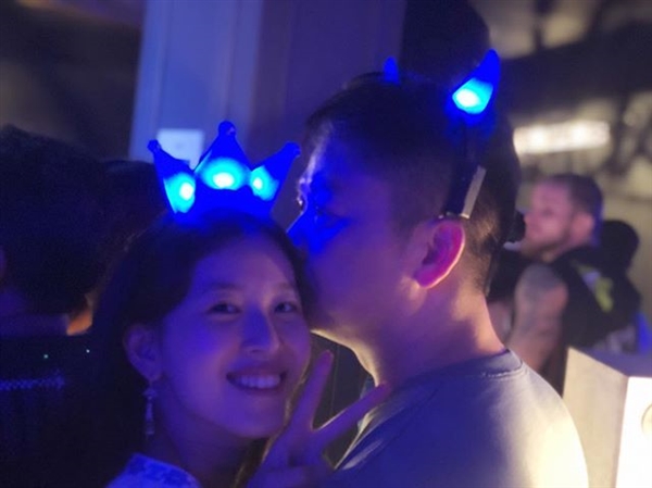 刘强东奶茶妹妹新年撒狗粮：罕见深情拥吻