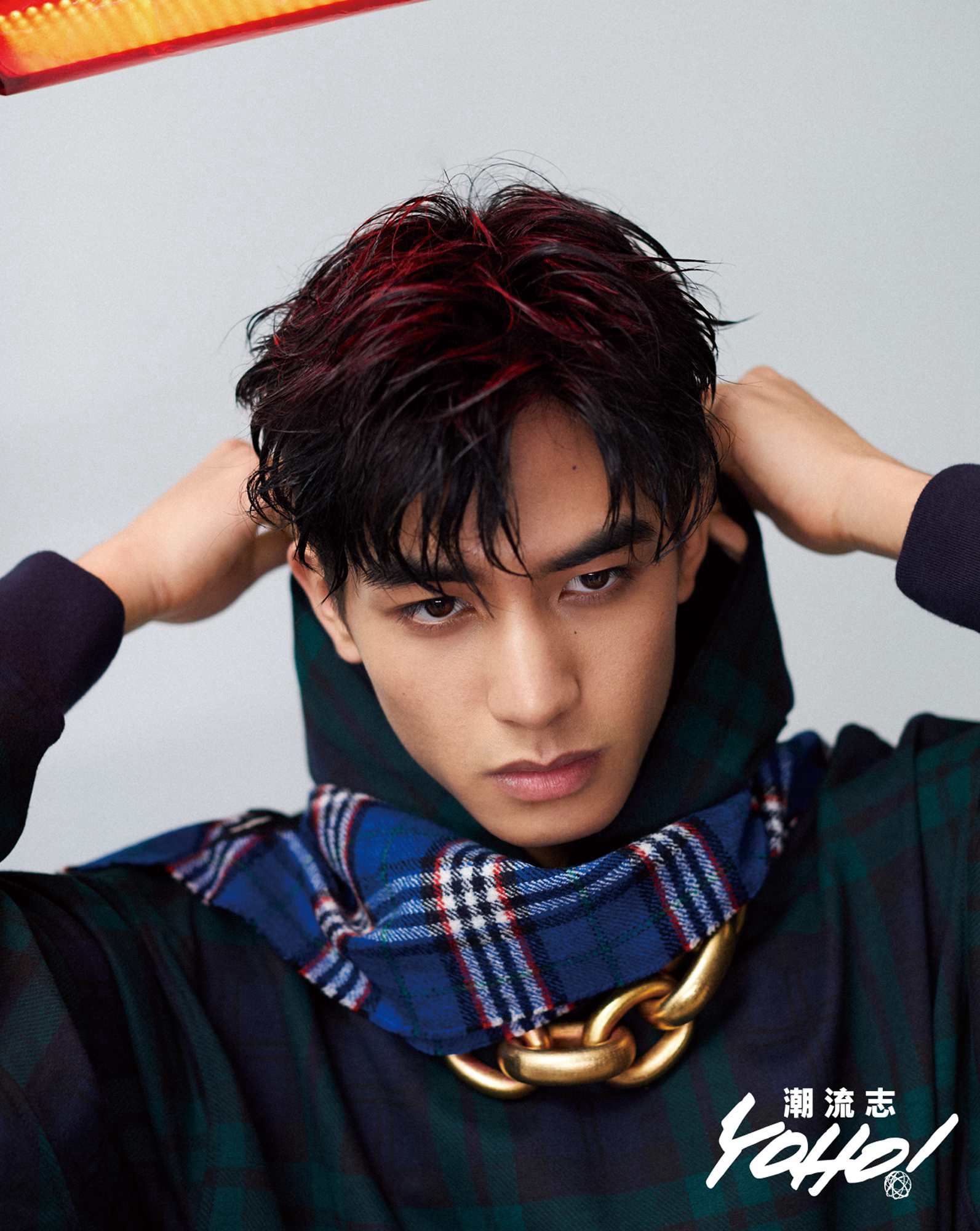 宋威龙再登开年封&nbsp;诠释不一样的“格纹时尚”