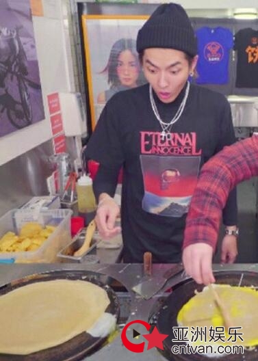 吴亦凡摊煎饼果子 表情很亮了！