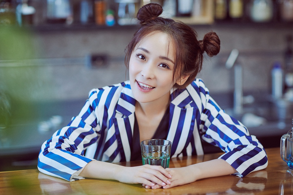 李曼开年写真大片曝光 丸子头吸睛尽显灵动俏皮