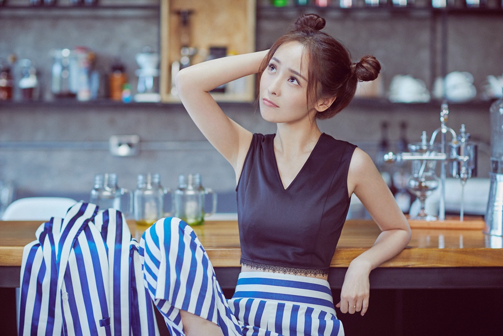 李曼开年写真大片曝光 丸子头吸睛尽显灵动俏皮