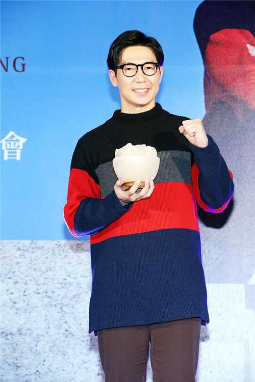 品冠新专辑台湾发布会&nbsp;梁静茹现场助阵送“送子鸟”