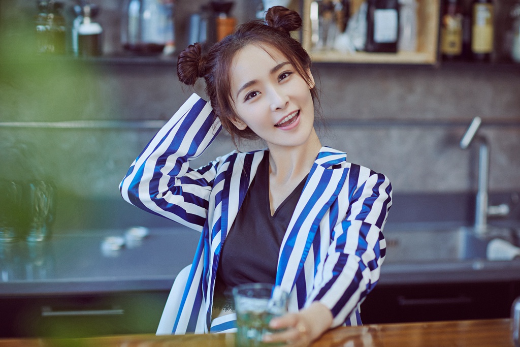 李曼开年写真大片曝光 丸子头吸睛尽显灵动俏皮