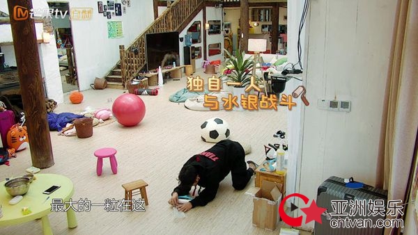 《萌仔萌萌宅》降“天灾” 萌娃打破水银吓傻袁弘