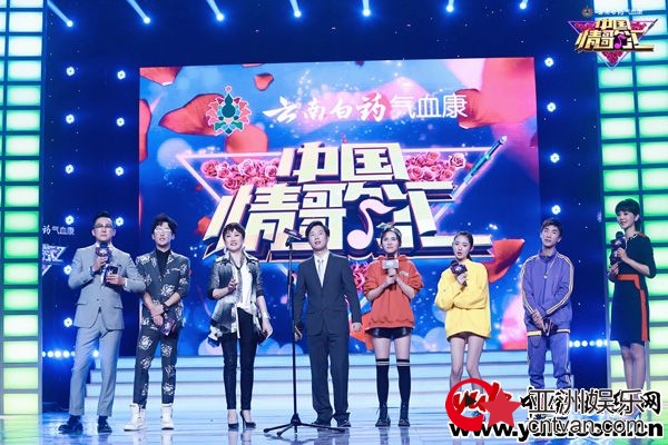 弹唱女歌手成方圆现身《中国情歌汇》，上演情歌年代秀