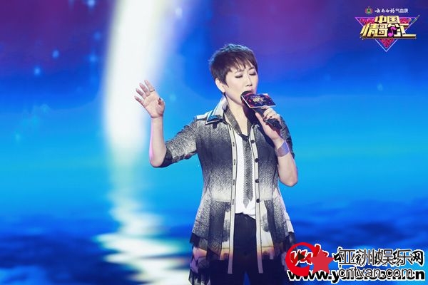 弹唱女歌手成方圆现身《中国情歌汇》，上演情歌年代秀