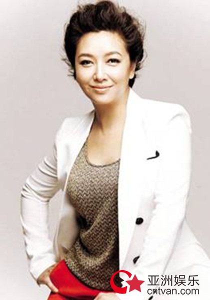 江珊回归话剧舞台 借《守岁》传达家的温暖