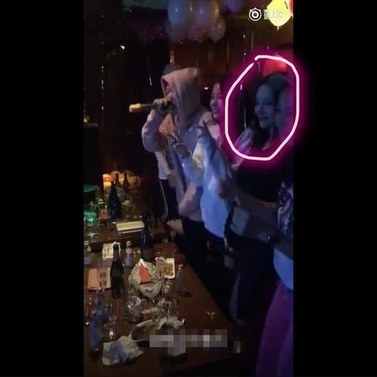 PGOne与好友K歌视频曝光 李小璐疑似也在场