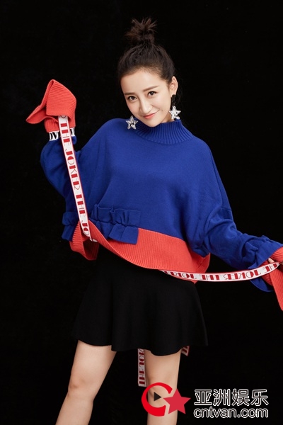 禹童示范冬日穿搭 笑容明媚清新十足