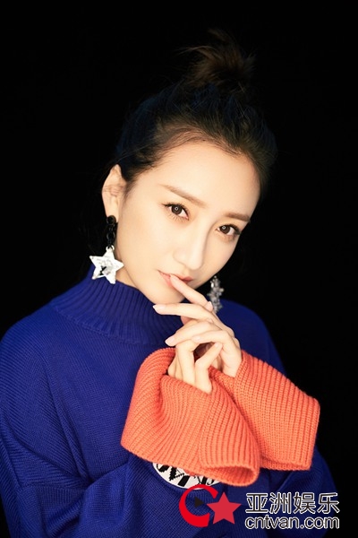 禹童示范冬日穿搭 笑容明媚清新十足