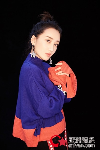 禹童示范冬日穿搭 笑容明媚清新十足