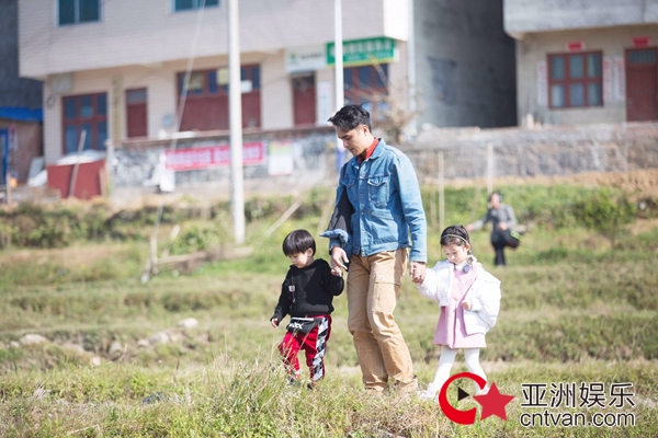 明道带领袁弘一家下山挖菜&nbsp;袁弘金宝尬聊足球欢乐多