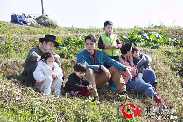 明道带领袁弘一家下山挖菜&nbsp;袁弘金宝尬聊足球欢乐多