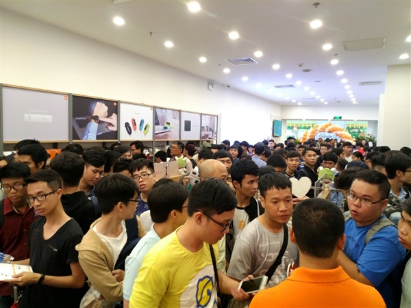 越南第一家小米授权店正式开业:人山人海 场面火爆
