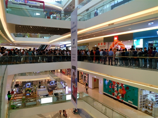 越南第一家小米授权店正式开业:人山人海 场面火爆