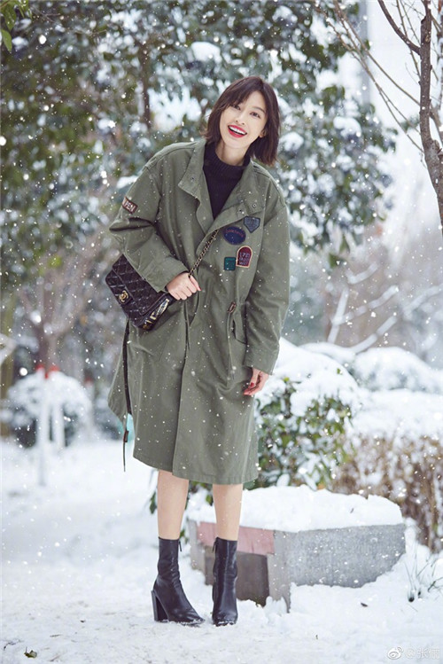 张俪时髦军大衣雪中露腿&nbsp;“红唇配白雪”引网友热议