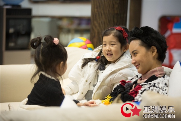 《萌仔萌萌宅》张歆艺带娃频道歉 网友：亲爸亲妈该学习