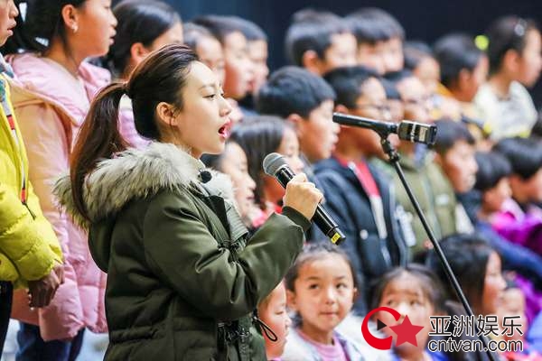 《让世界听见》暖心收官 曾娇、汪峰用音乐点亮孩子们的光明未来