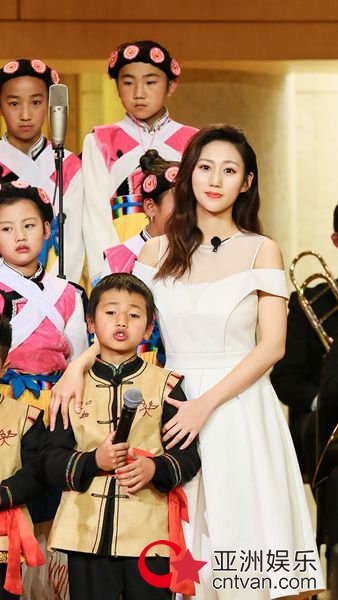 《让世界听见》暖心收官 曾娇、汪峰用音乐点亮孩子们的光明未来