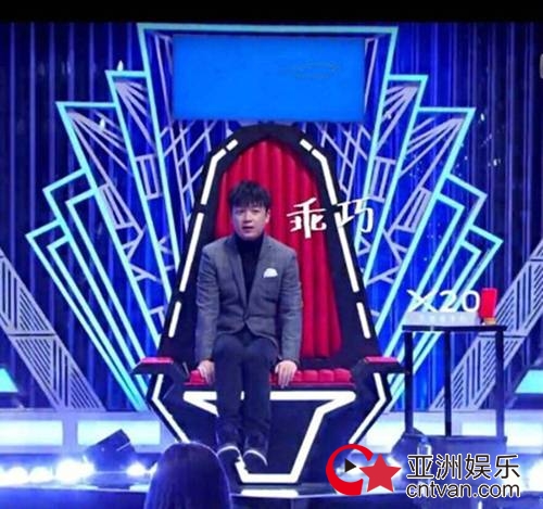 潘粤明坐姿乖巧 双手放腿上奶萌可爱！