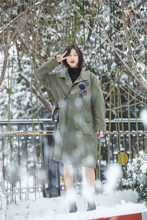 张俪时髦军大衣雪中露腿&nbsp;“红唇配白雪”引网友热议