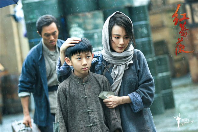 《红蔷薇》杨子姗陈晓重逢热吻 用生命拍戏溺水险窒息