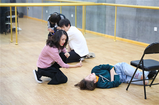 章子怡为“稀土部队”打气：连线舒淇飞吻连连