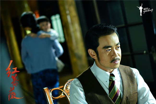 《红蔷薇》杨子姗陈晓重逢热吻 用生命拍戏溺水险窒息